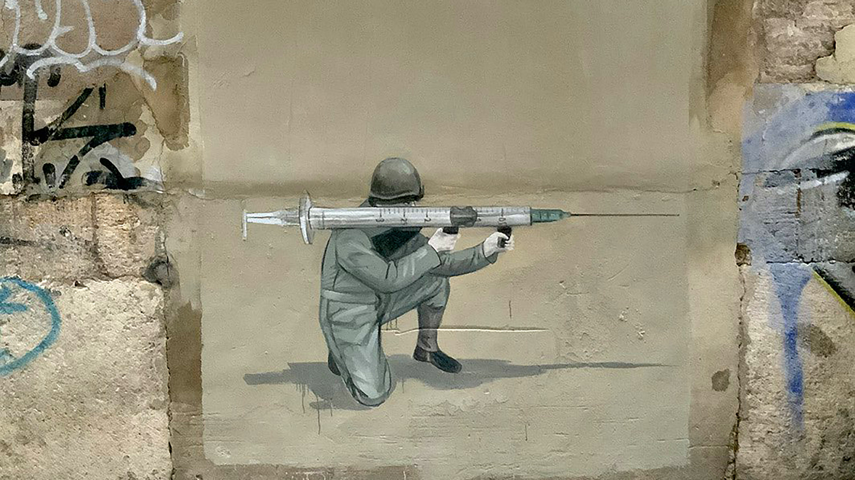 Street art : « Aguja » par Escif : le vaccin comme une arme face au coronavirus
