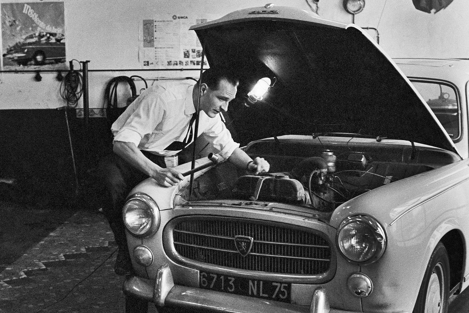 Jacques Chirac passe au garage (avec sa Peugeot 403)